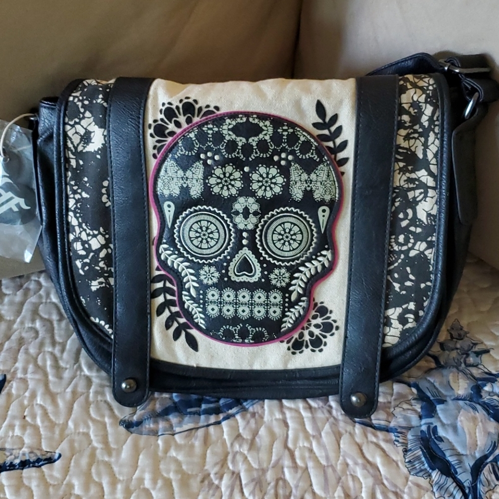 Loungefly pocketbook never carried